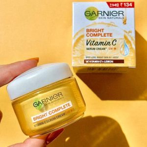 کرم مرطوب کننده و ابرسان ویتامین c گارنیر